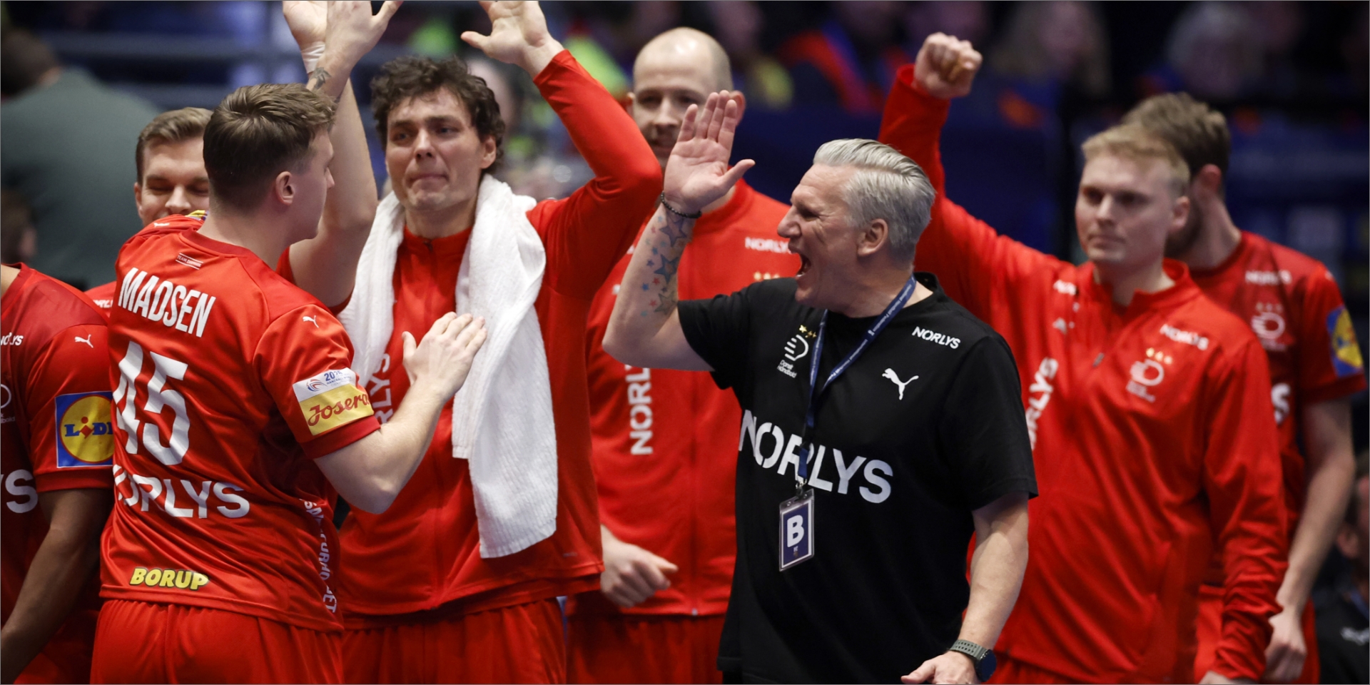Nikolaj Jacobsen hjulper med sine spillere til VM med et high five