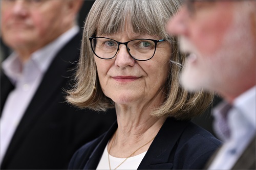 Nina Smith står mellem to andre og smiler til kameraet