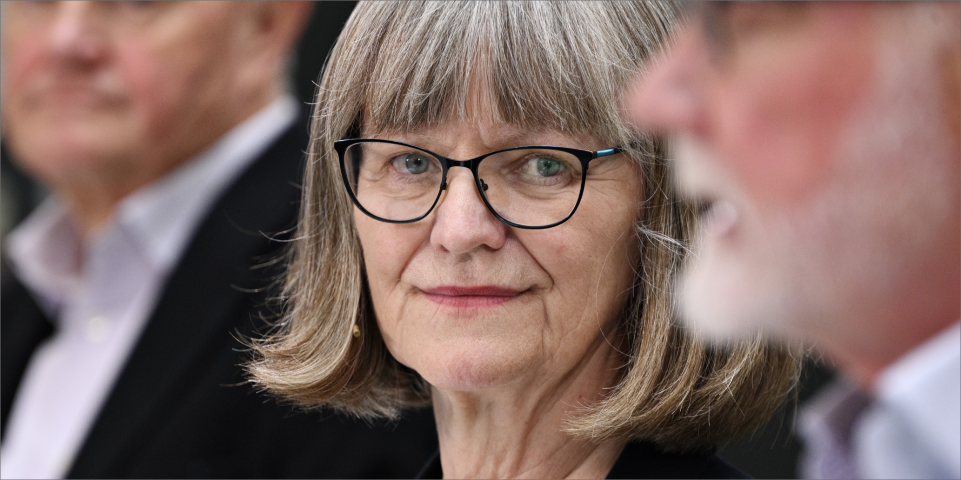 Nina Smith står mellem to andre og smiler til kameraet