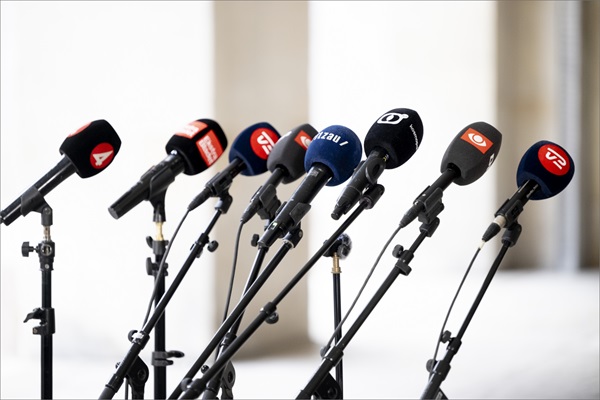 En række store mediehuses mikrofoner, DR, 4, Ekstrabladet, TV2, Kosmopol, Ritzau, er sat op på række