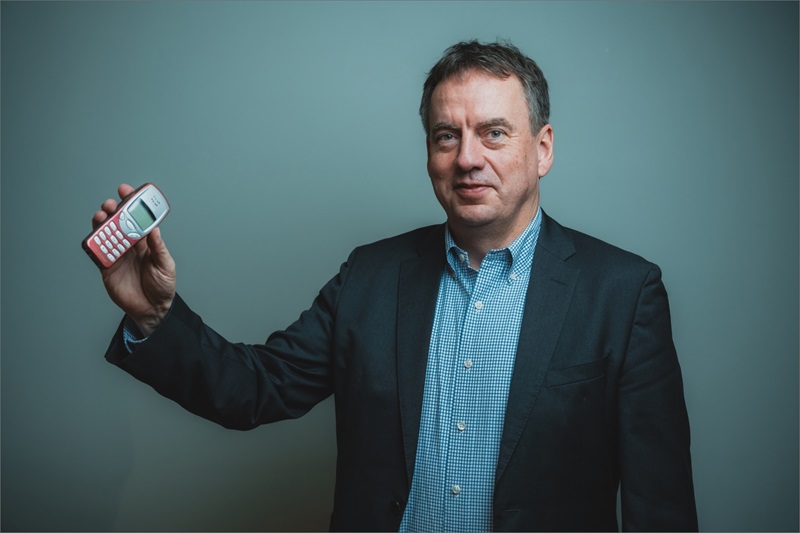 Peter Røpke holder en Nokia mobiltelefon i sin hånd