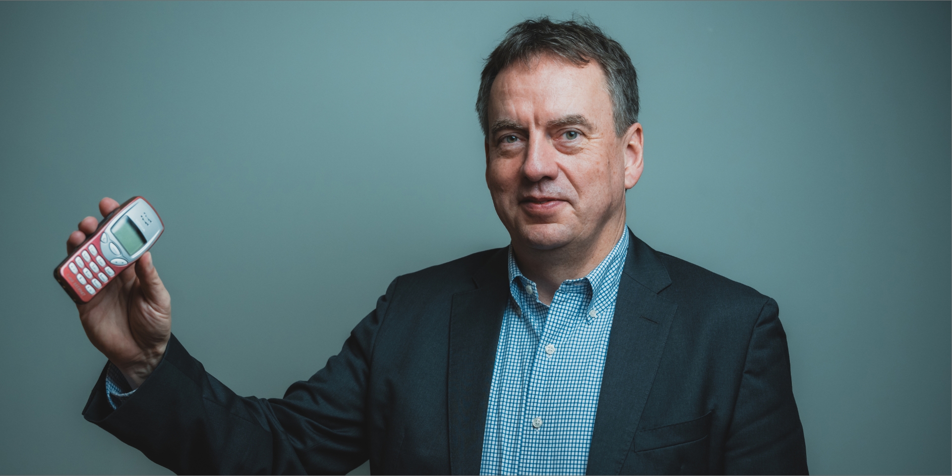 Peter Røpke holder en Nokia mobiltelefon i sin hånd