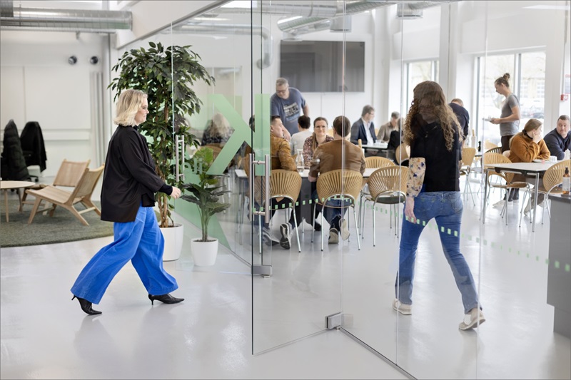 Sara Green går ind til et kontor