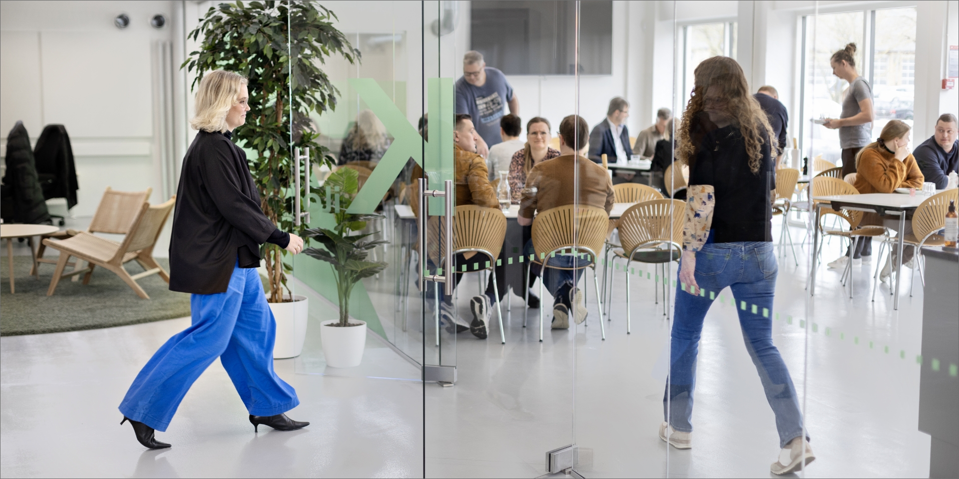 Sara Green går ind til et kontor