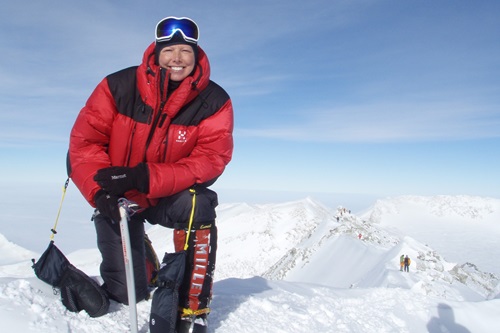 Stina Glavind står på toppen af et bjerg