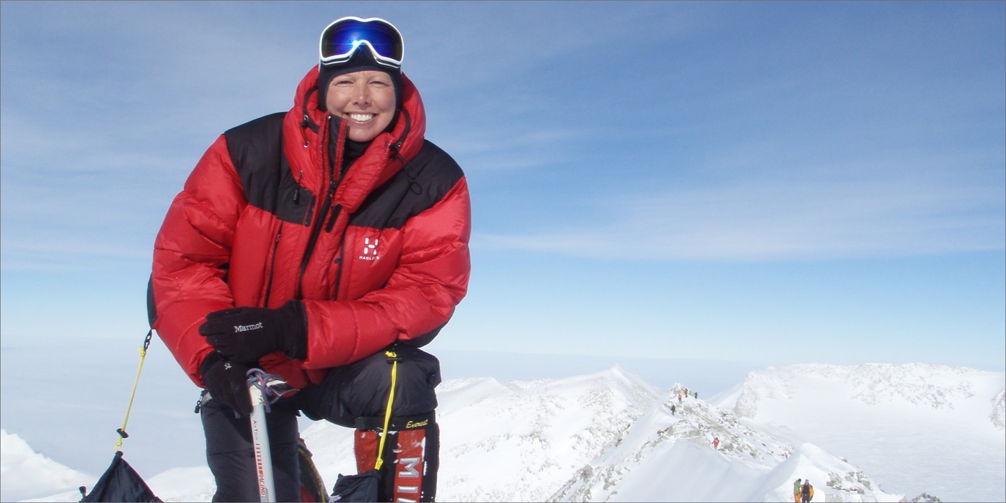 Stina Glavind står på toppen af et bjerg