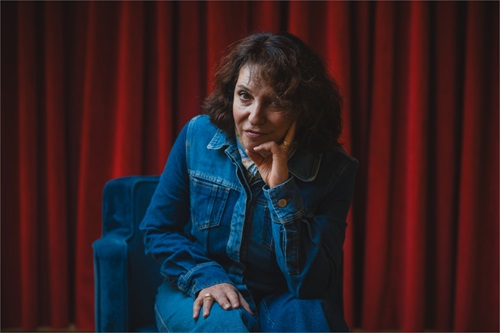 Susanne Bier sidder foran et rødt tæppe