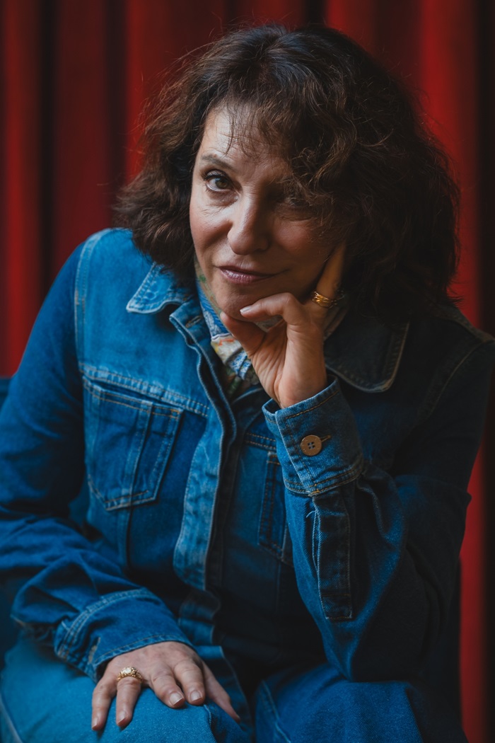 Susanne Bier sidder foran et rødt tæppe