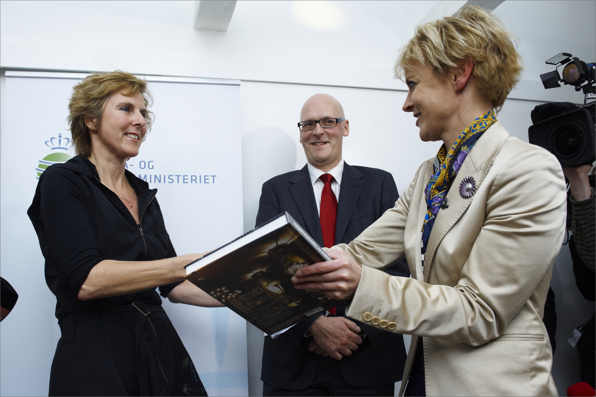 Thomas Egebo står mellem Lykke Friis og Connie Hedegaard