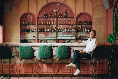 Adam Falbert er stifter, medejer og administrerende direktør i Rekom, Nordens største barkoncern