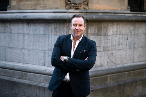 Adam Price har armene over kors