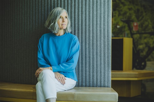 Agnethe Bentzon sidder på en bænk på Novo Nordisks kontor