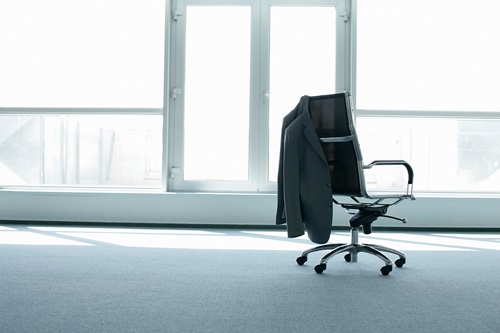 Kontorstol med jakke over ryggen