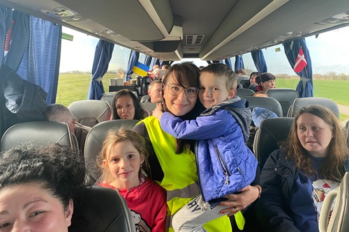 På vej mod Sandholmlejren i Nordsjælland med 44 ukrainske flygtninge. 