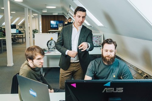 Alexander Augustesen og to medarbejdere på Zuuvis kontor