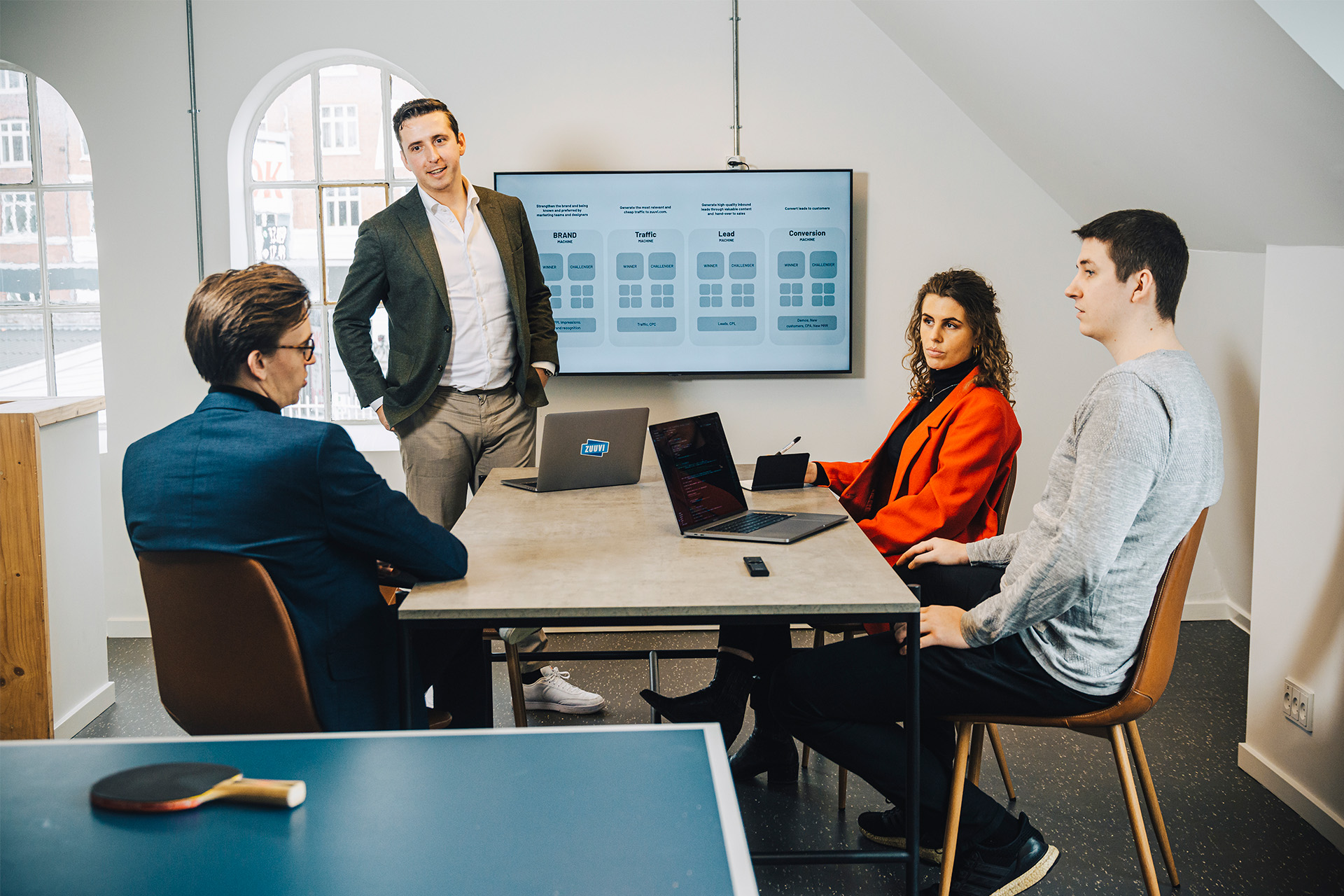 Alexander Augustesen til møde med medarbejdere på Zuuvis kontor