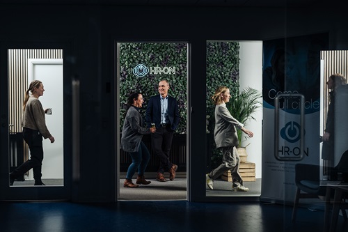 Ali Cervik står i HR-ON