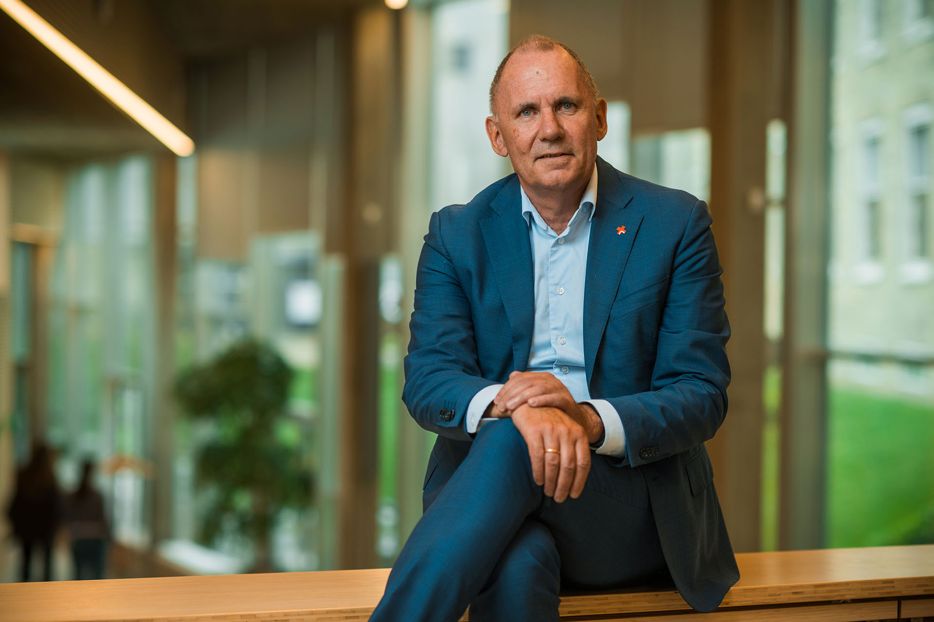 Anders Ladekarl sidder med krydsede ben