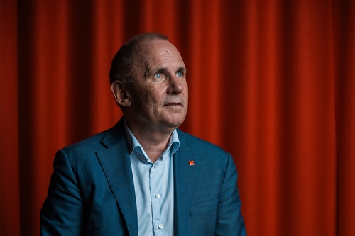 Anders Ladekarl spejder filosoferende ud i horisonten