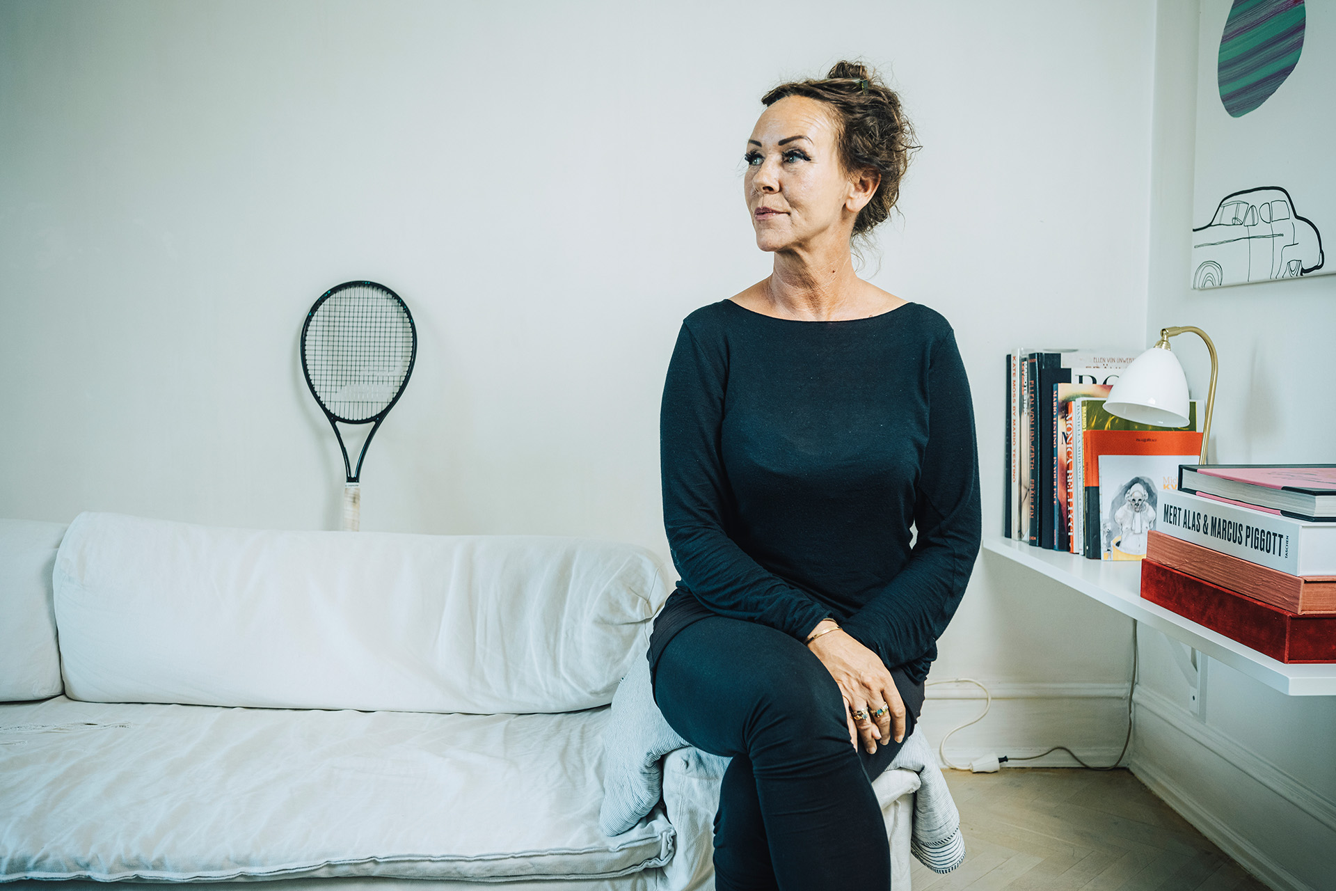 Aneke Rune på sofa i hjemmet