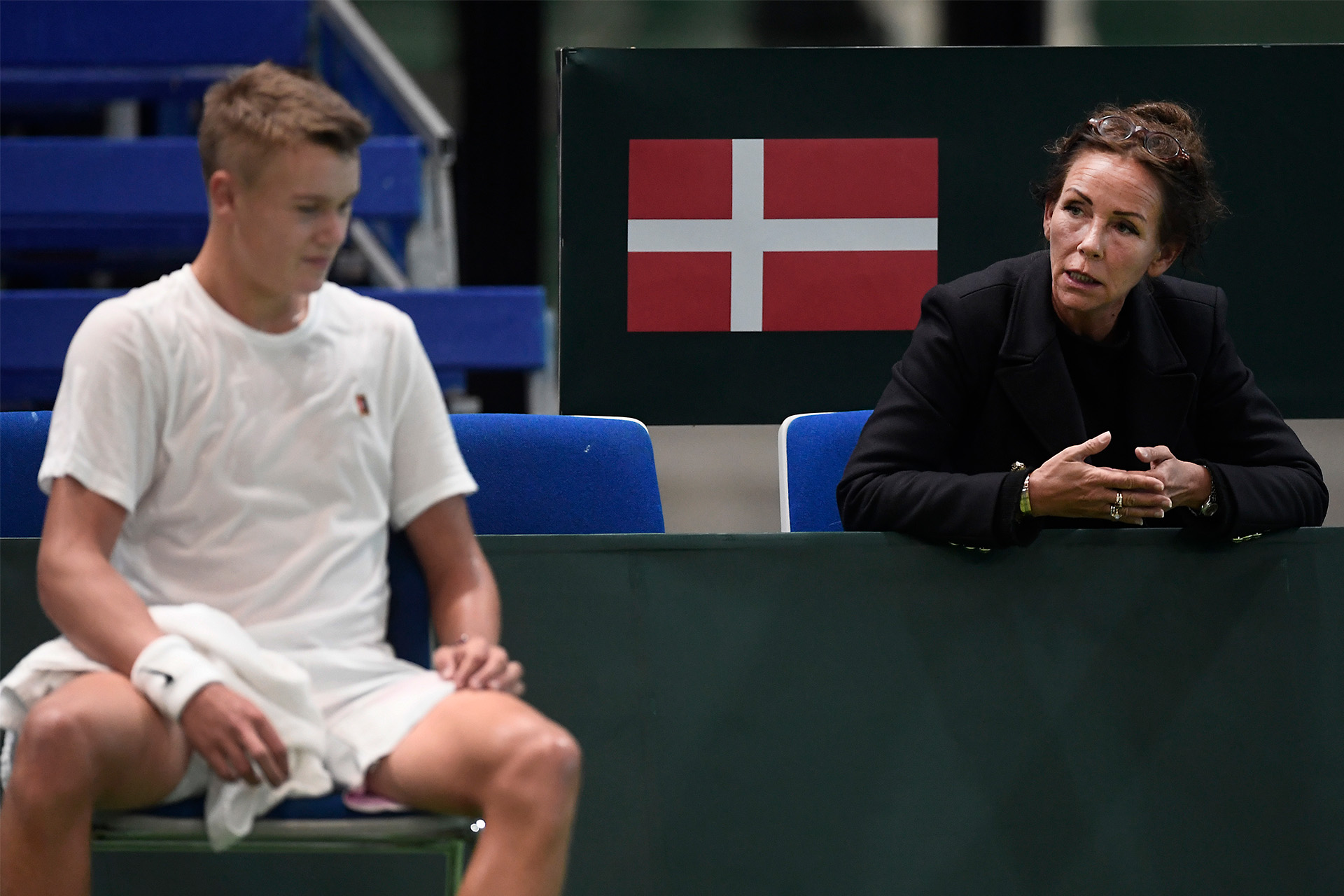 Aneke Rune og sønnen Holger Rune ved tennisbane