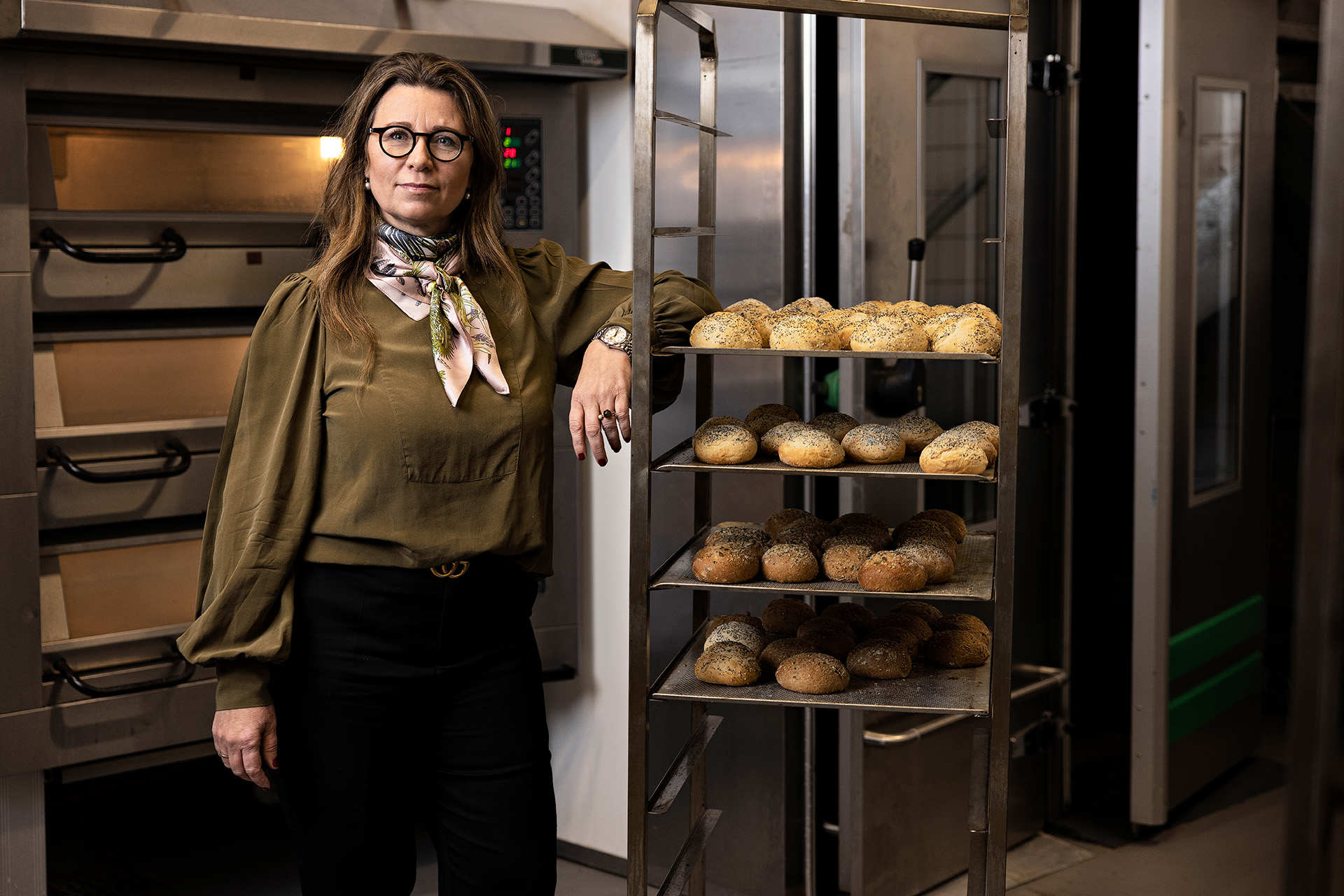 Anette Kalle står ved siden af kagebakkeholder