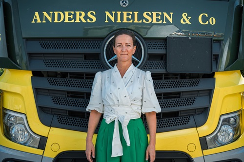 Anne Kathrine Steenbjerge står foran en lastbil