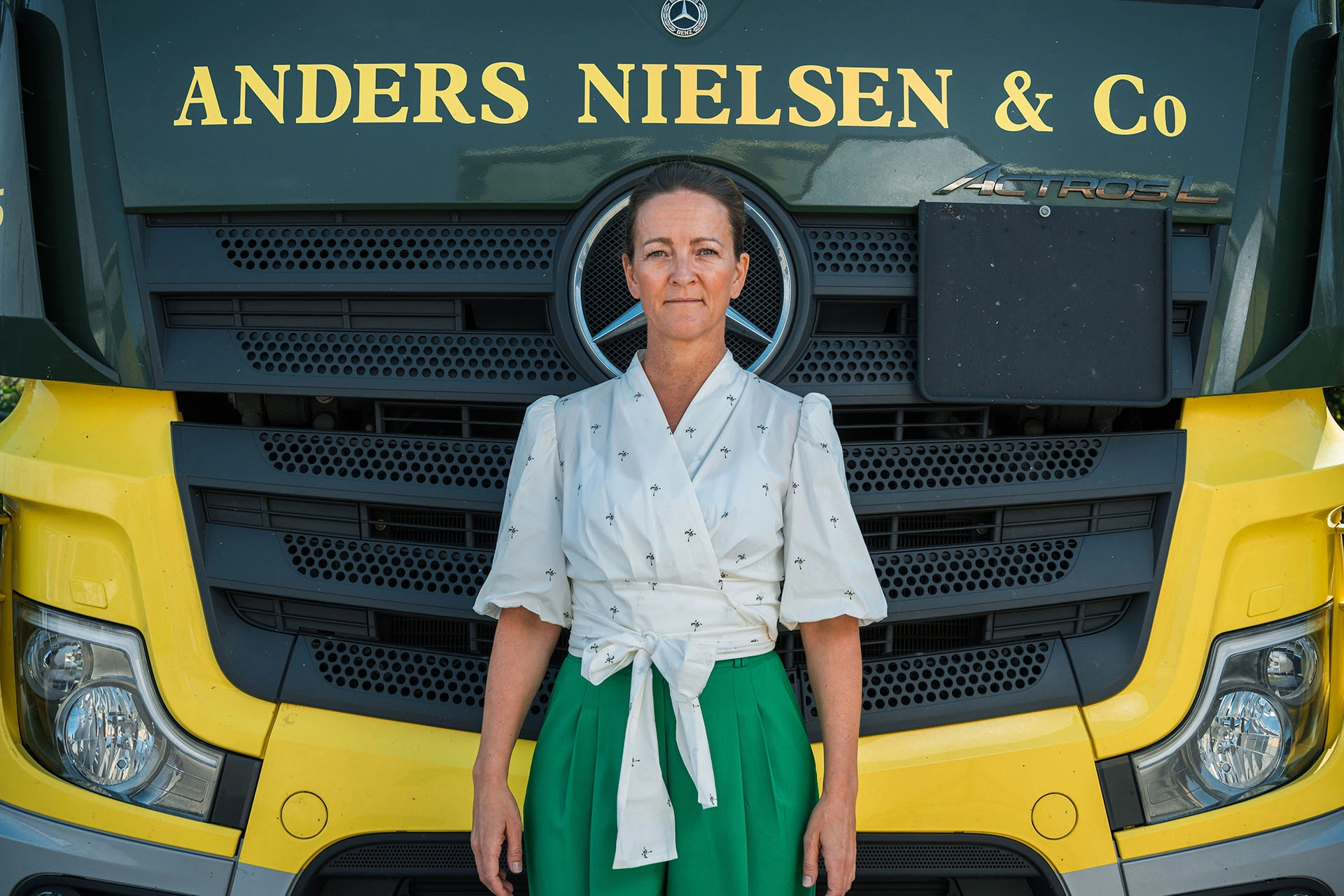 Anne Kathrine Steenbjerge står foran en lastbil
