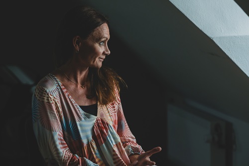 Annemarie Zachoe Broe ser ud af et vindue