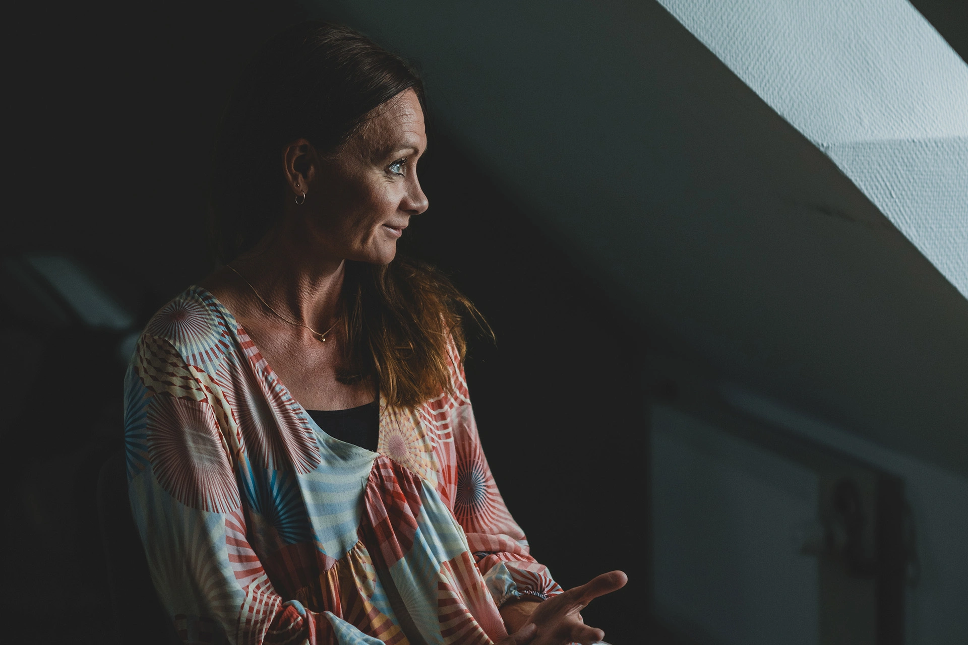 Annemarie Zachoe Broe ser ud af et vindue