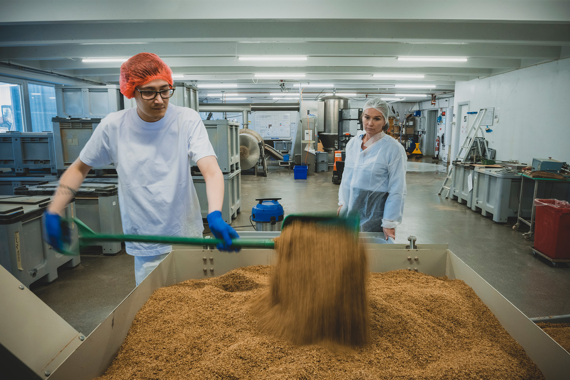 Aviaja Andersen med en medarbejder på fabrikken