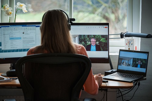 Berit Riise Larsen sidder foran en computerskærm