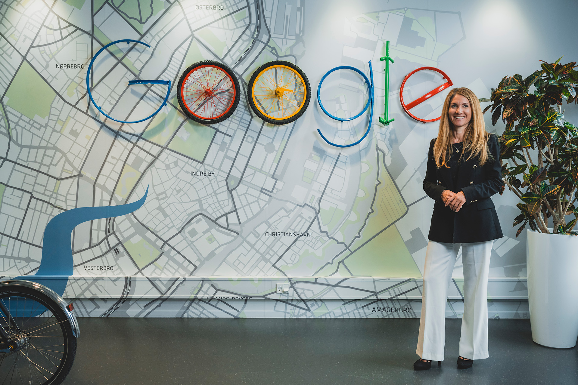 Bianca Bruhn  står foran et fysisk Google Map