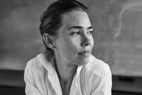 Birgitte Hjort Sørensen i sort og hvid kigger ud i luften