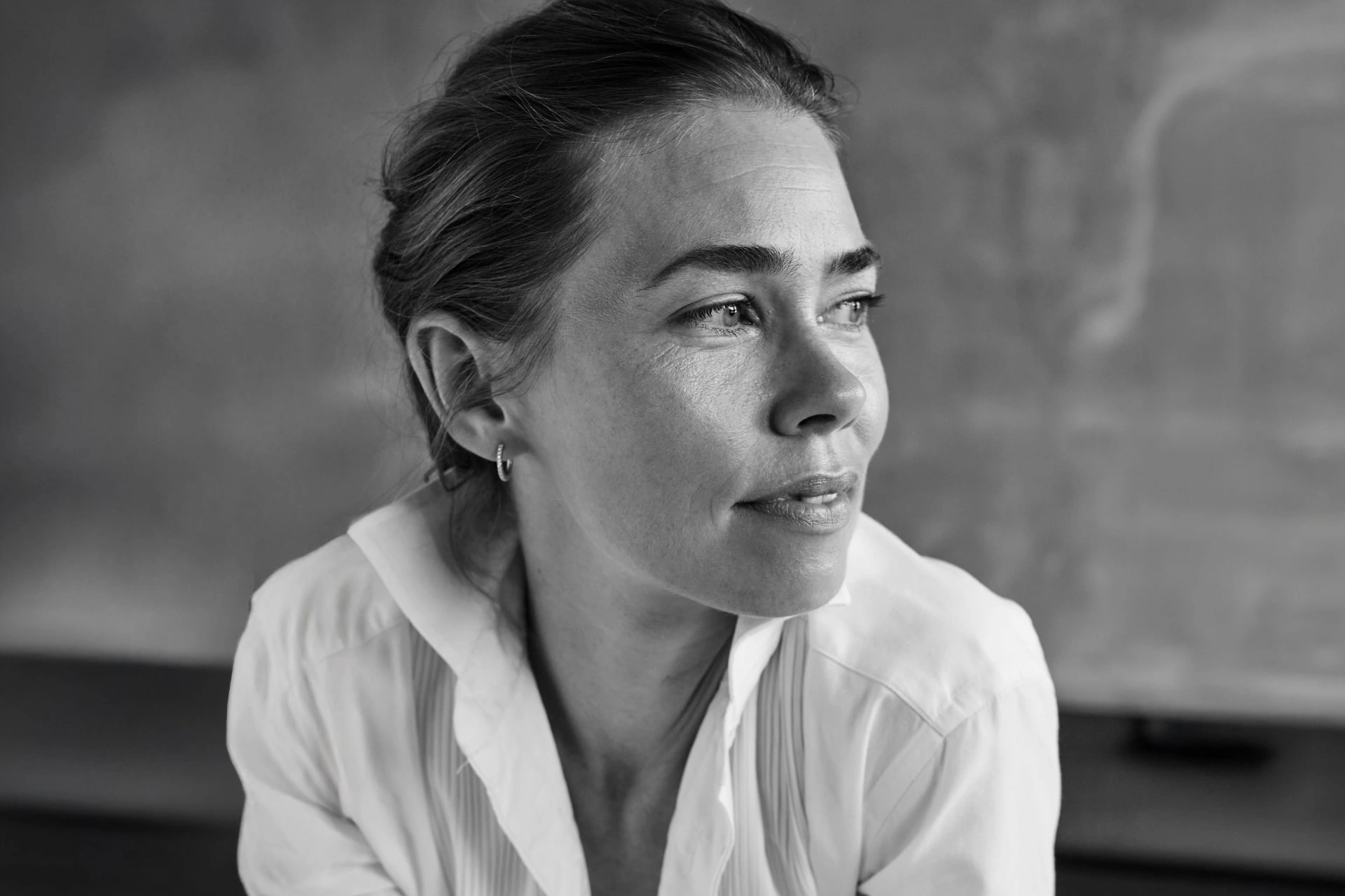 Birgitte Hjort Sørensen i sort og hvid kigger ud i luften