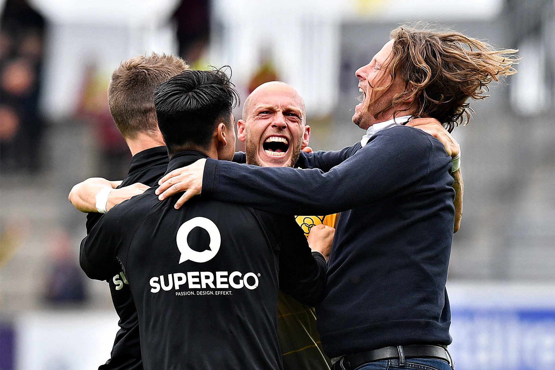 Fodboldtræner Bo Henriksen jubler med spillere