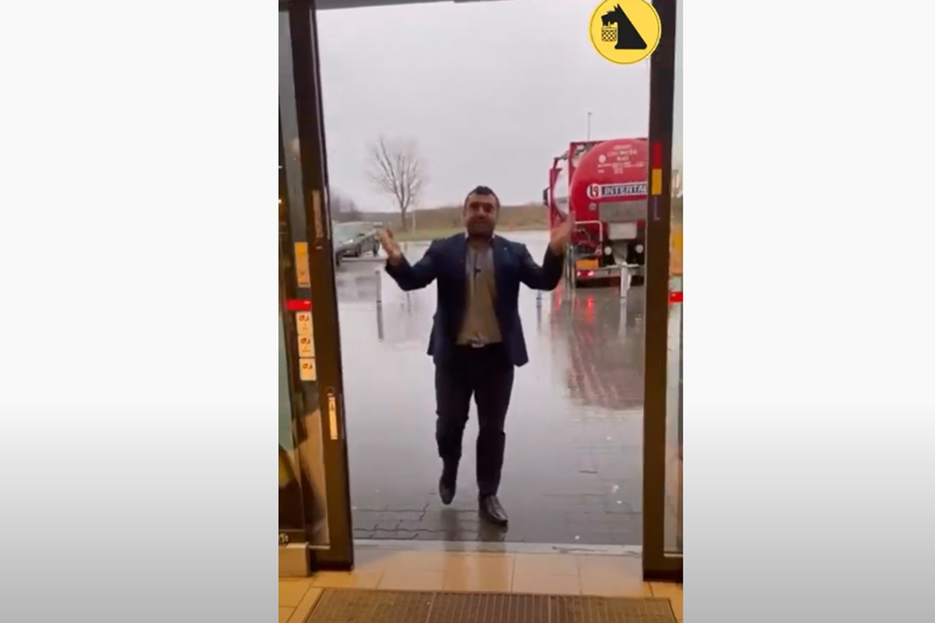 Braw Bakir laver video til sine ansatte