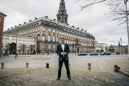 Brian Mikkelsen står foran Christiansborg