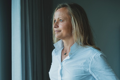 Britta Korre Stenholt kigger på gardiner