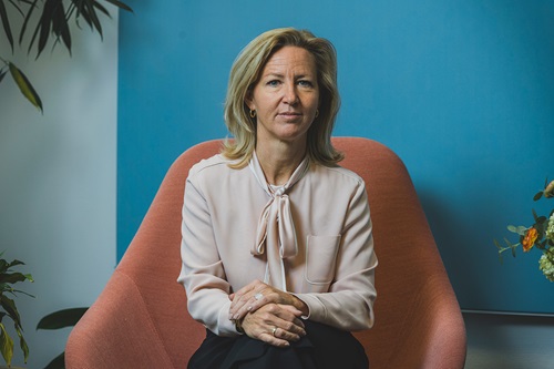 Britt Melby sidder på en rød stol