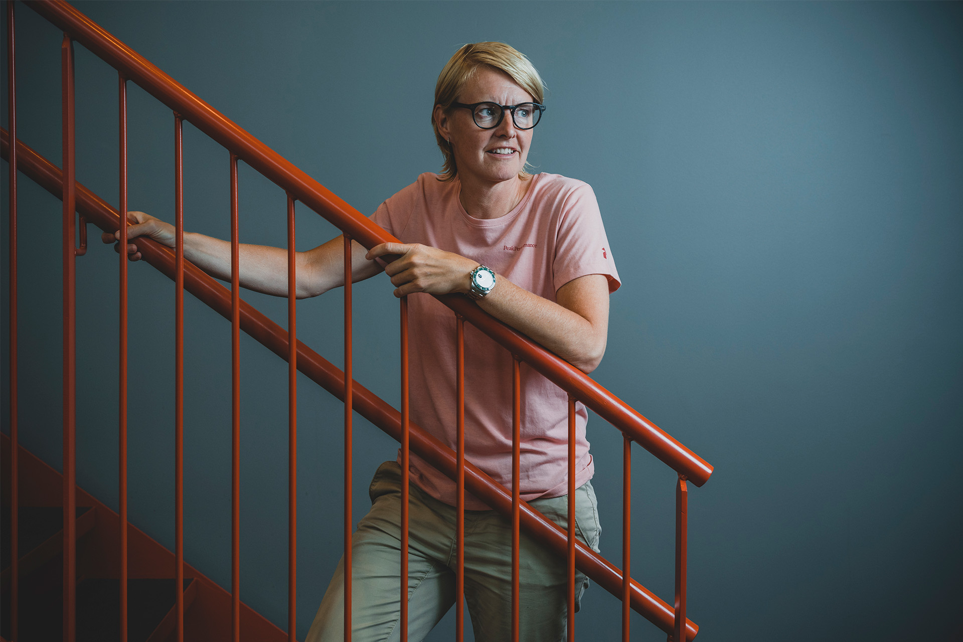 Camilla Andesen står på en trappe og spejder ud i rummet