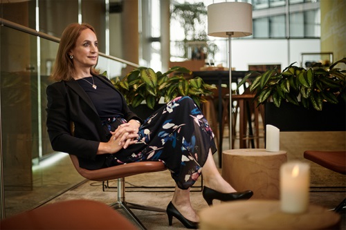 Caroline Farberger sidder i en lænestola