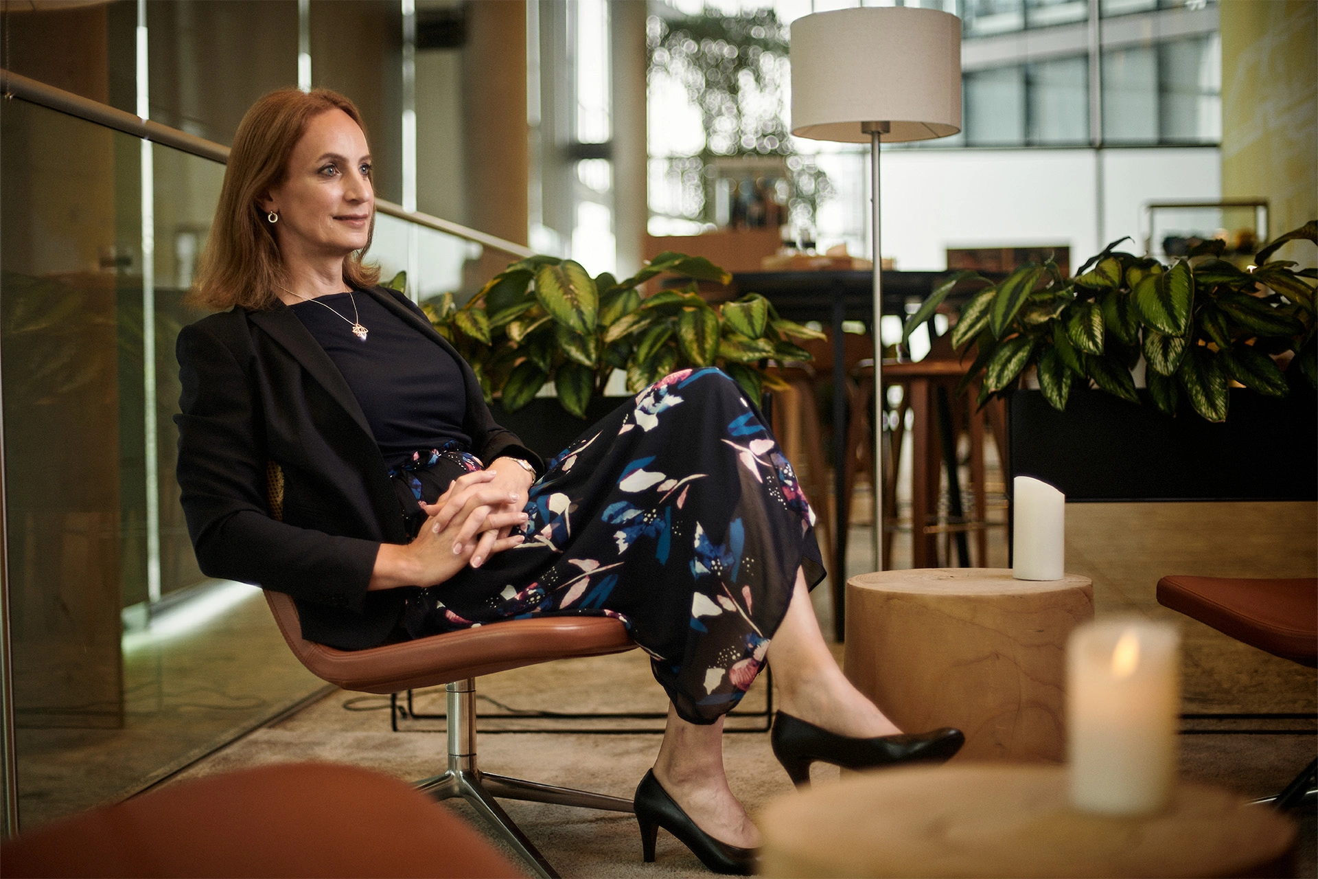 Caroline Farberger sidder i en lænestola