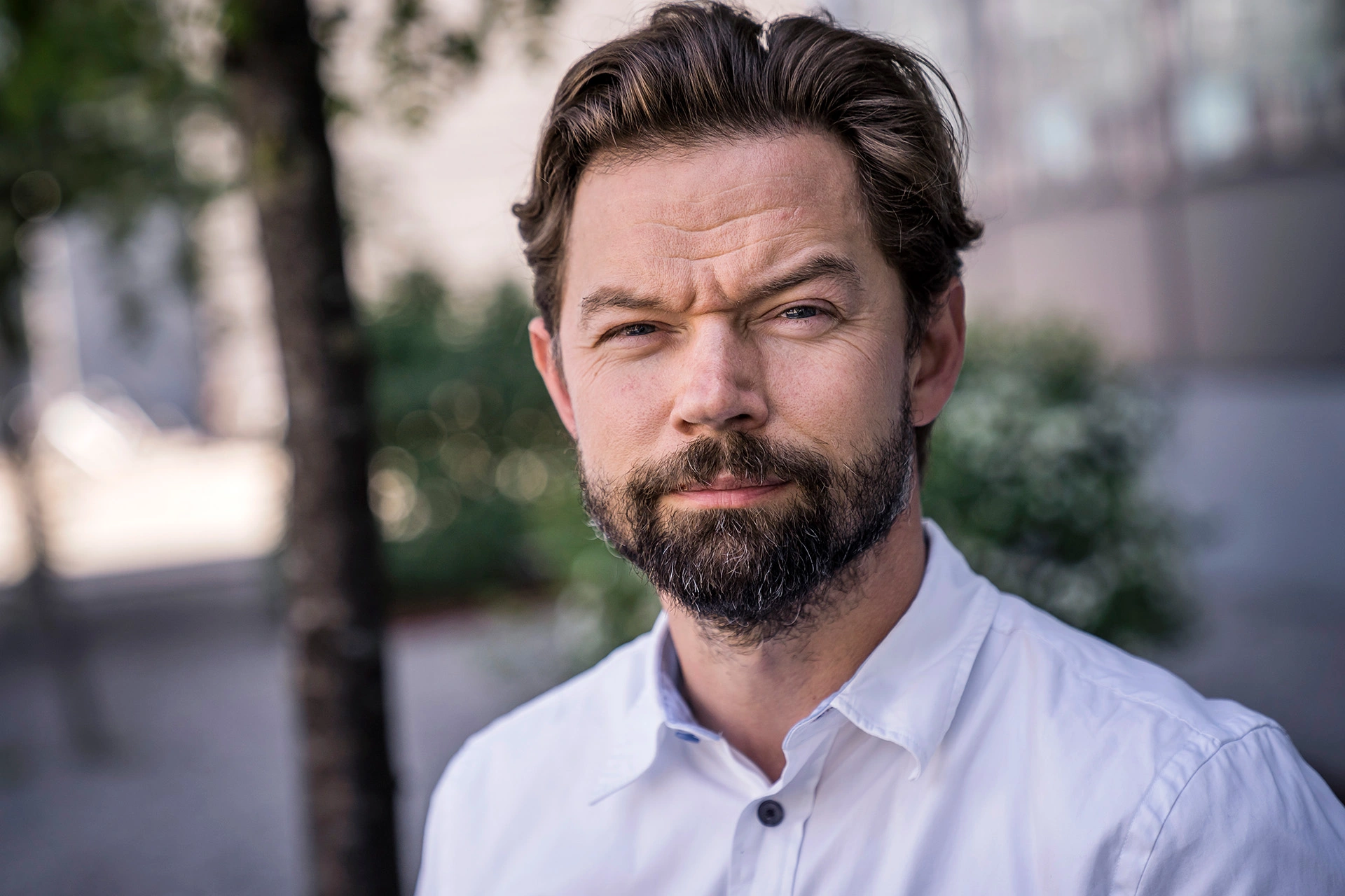 Casper Kirketerp-Møller kigger ind i kameraet