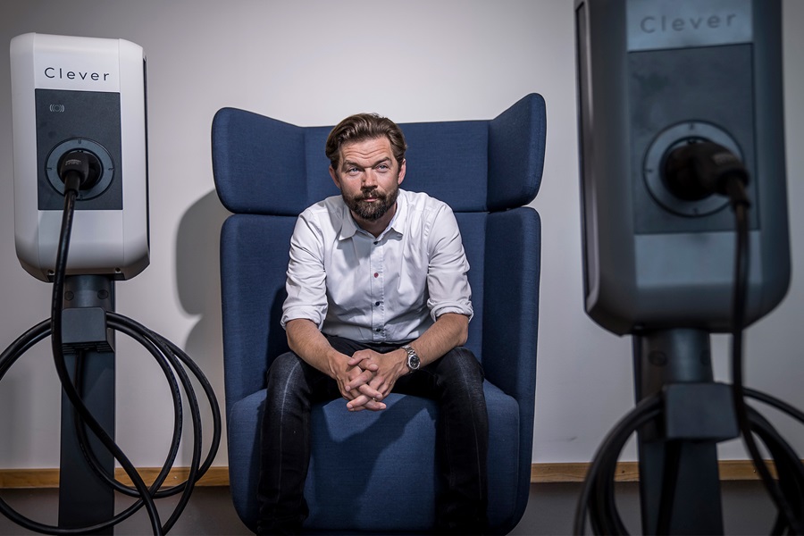 Casper Kirketerp-Møller sidder i en stol mellem to ladestandere