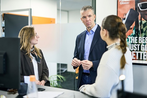 Casper Aaen står og snakker med sine medarbejdere