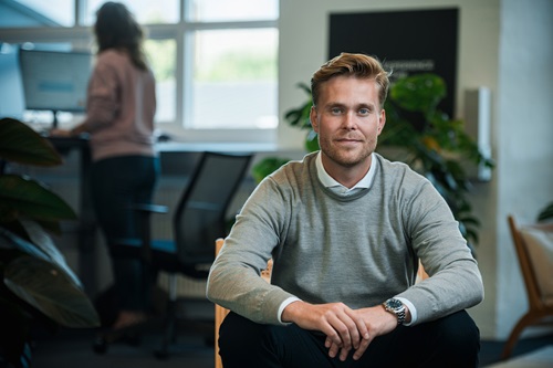 Charlie Rødgaard sidder på en stol