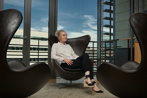 Christel Teglers sidder i en lænestol på kontoret