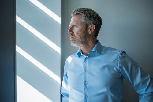 Christian Alsø kigger ud af et vindue