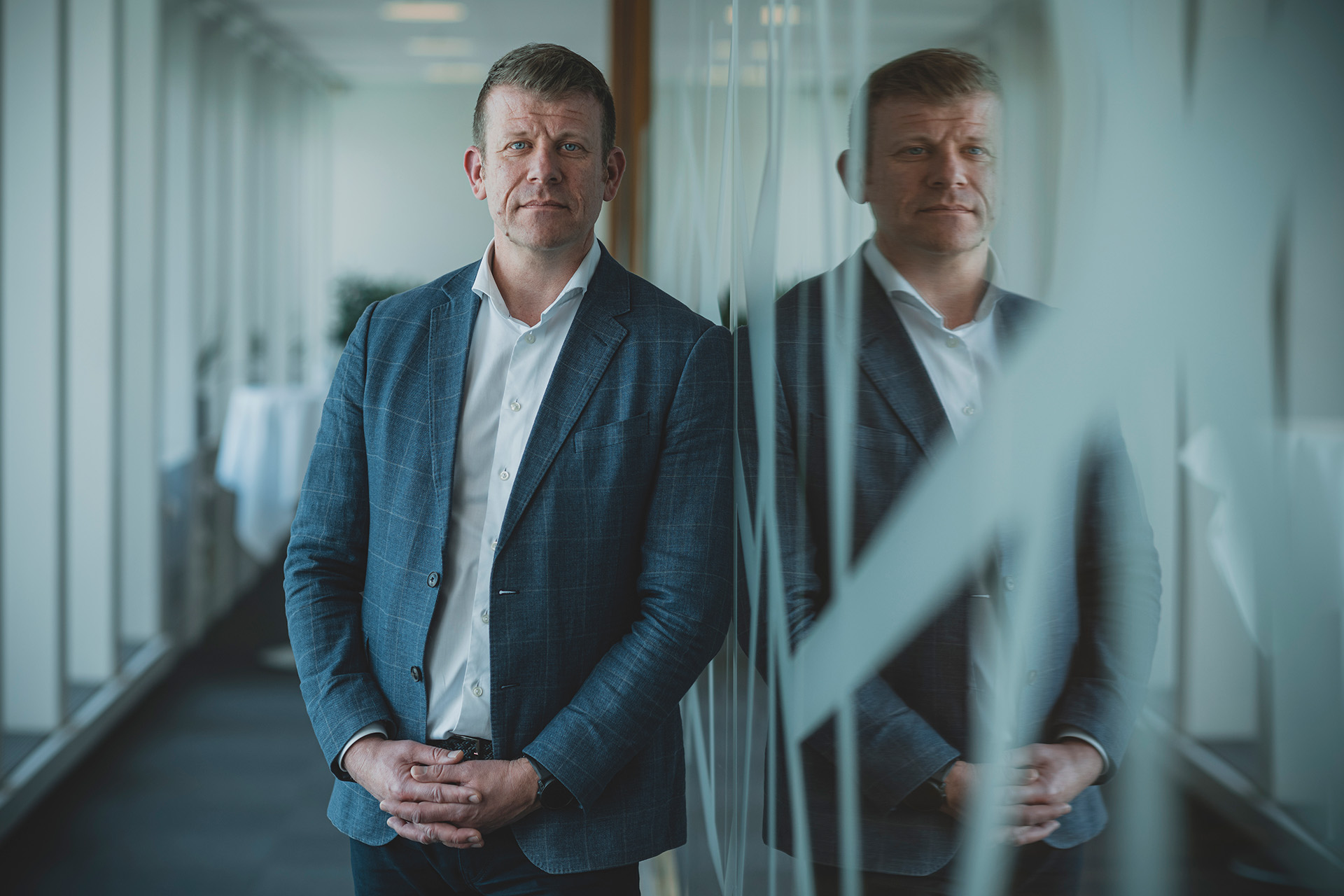 Christian Lauritzen står ved siden af et spejl
